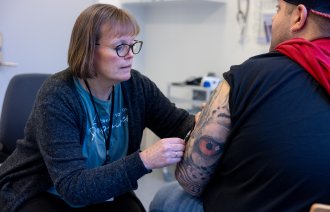 Bildet viser at sykepleier setter apekoppevaksine.