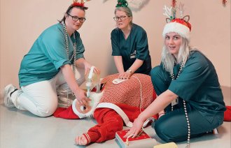 Bildet viser Ida Hareide som nissen som trenger førstehjelp.