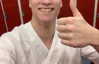 Henrik Ellestad. Sykepleierstudent i sin første praksis