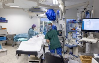 Bildet viser sykepleiere som gjør klar en operasjonsstue.