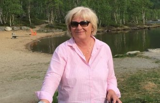 Bildet viser en kvinne som er på sykkeltur