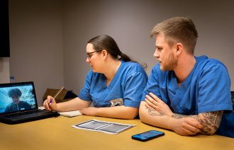 Bildet viser Ahmed Wardy, Linnéa Raddén og Tobias Modell