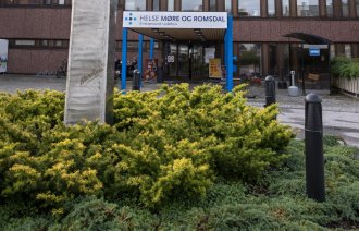 Bilde av innganen på Kristiansund sykehus