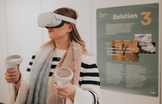 Bildet viser en student som har på seg VR-briller