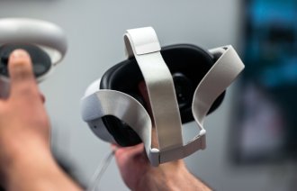 Bildet viser hender som holder i virtuelle briller