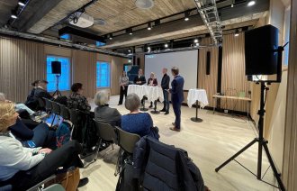 Bildet viser kommunal og distriktsminister Sigbjørn Gjelsvik, direktør for arbeidsliv i KS Tor Arne Gangsø, forbundsleder NSF Lill Sverresdatter Larsen og Camilla Børresen som er enhetsleder for Kvaløya hjemmetjenester.