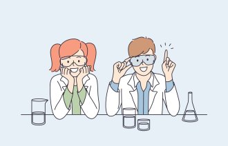 Illustrasjonen viser to mennesker i lab-frakker med lab-utstyr.