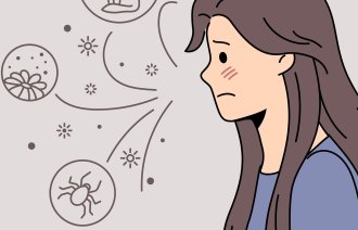 Illustrasjonen viser en kvinne og flere allergener.