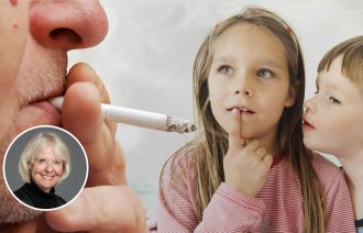 Bildet viser en som røyker foran to små barn