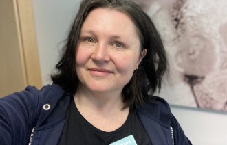 Bildet viser en selfie av sykepleier Barbara Wendelbo