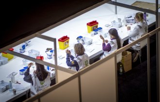 Sykepleiere fra Bærum kommune fyller sprøyter med Pfizer-vaksine mot koronavirus på vaksinesenteret på Rud i Bærum