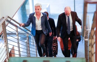 Bildet viser LO-leder Peggy Hessen Følsvik og NHO-sjef Ole Erik Almlid på vei til pressekonferanse