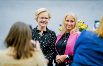 Bilde av Helse- og omsorgsminister Ingvild Kjerkol og NSF-leder Lill Sverresdatter Larsen