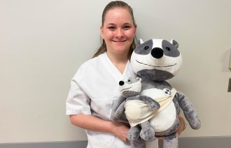 Bildet viser Ragnhild Birgitte Rønningen med Gusse Grevling.