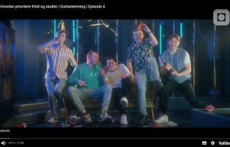 Skjermdumpen viser seks mannlige studenter i feststemning