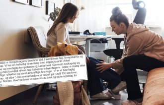 Bildet viser en helsesykepleier som snakker med en elev.