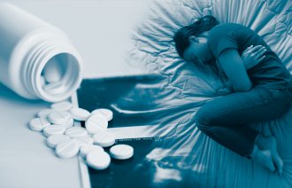 Fotomontasjen viser et glass med piller og en kvinne som ligger i fosterstilling i senga