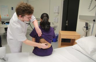 Studenter ved Høgskolen i Sør-Norge, Kim Ovnerud, Abdulhakim Mohamed Ali, Angela R. Josefsen som øver på hverandre.