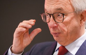 Bildet viser riksrevisor Karl Eirik Schjøtt-Pedersen