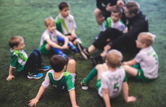 Bildet viser en gruppe barn som deltar i fritidsaktiviteter