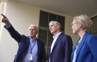 Sigbjørn Smeland, snakker med statsminister Jonas Gahr Støre og helse- og omsorgsminister Ingvild Kjerkol