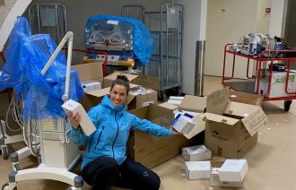 Bildet viser Edel Marlèn Taraldsen foran masse utstyr som skal sendes til Ukraina