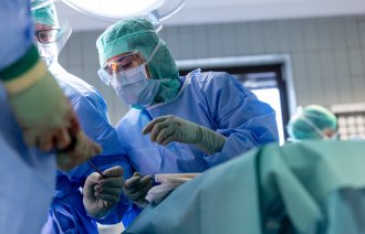 Bildet viser en operasjonssykepleier