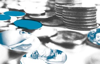 Illustrasjonen viser stabler med mynter. Innimellom er det sirkler med bilder av et barn som spiser, ei jente som skriver i en bok, og en gutt som ler sammen med sin far.