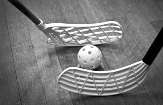 Bildet viser to innebandykøller og en ball