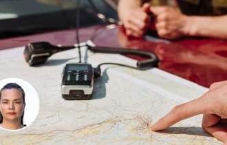 Bildet viser et utsnitt av to menn fra Forsvaret. De studerer og peker på et kart.