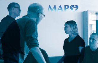 Bildet viser personer i et rom som prøver å deeskalere en situasjon før den utarter til å bli aggressiv