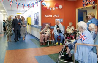 kong charles på sykebesøk