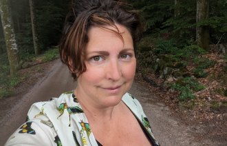 Bildet viser innleggsforfatteren, Maria Vik, som tar en selfie av seg selv i naturen.