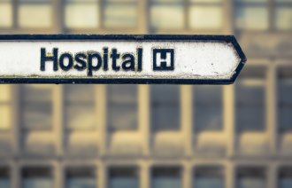 Bildet viser skilt til sykehus