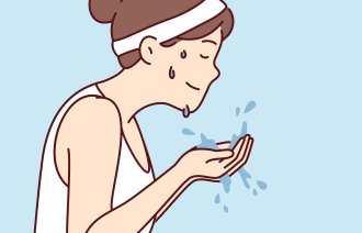 Illustrasjonen viser en kvinne som svetter.