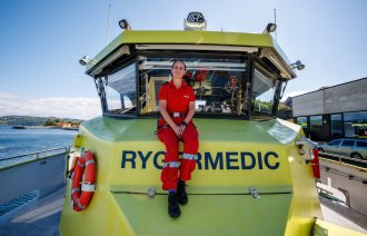 Bildet viser sykepleier på ambulansebåt