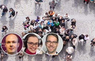 Bildet viser en folkemengde i en gate sett fra et fugleperspektiv