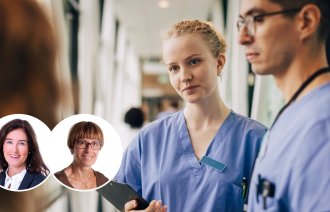 Bildet viser en gruppe sykepleiere som prater sammen