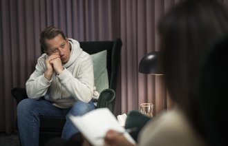 Bildet viser en kliniker i samtalerommet sammen med en pasient