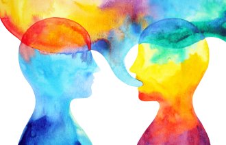 Illustrasjonen er et vannfargebilde av en person i profil som står vendt mot en annen i profil. Den ene har en snakkeboble ut av munnen og over hodet