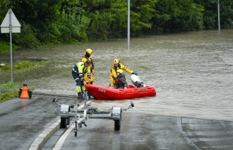 Sykepleier Ingrid-Marie Nyborg får hjelp fra redningsmannskaper til å komme seg på jobb
