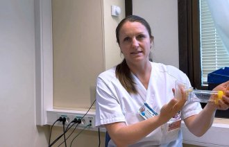 Bide viser astma- og allergisykepleier Turi Nergård som demonstrerer riktig inhalasjonsteknikk med sprayaerosol.