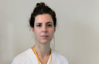 Bildet viser Malena Chronholm Bøyesen på jobb i uniform.