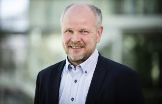 Bildet viser et portrett av Svein Tore Valsø, direktør for personal og kompetanseutvikling i Helse Sør-Øst