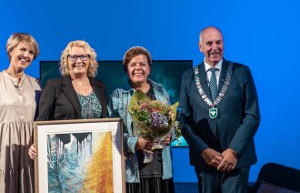 Bildet viser Elin Selvikvåg, som er direktør for helse og velferd i Sandnes kommune, daglig leder Unn Birkeland ved Pårørendesenteret, komiker og pårørendeambassadør Else Kåss Furuseth og ordfører Stanley Wirak i Sandnes kommune.