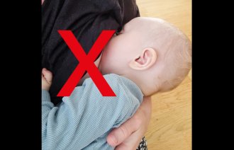 bildet viser en anonym sykepleier som ammer