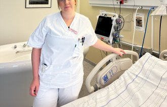 Bildet viser Ann Kristin Suhr på et pasientrom ved fødeavdelingen ved UNN