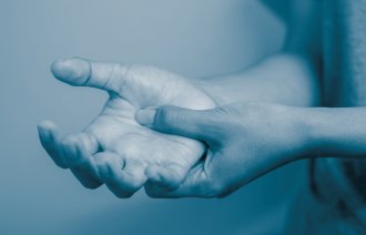 Smertefulle hender Bildet viser to hender, der den ene holder i den andre for å signalisere smerte