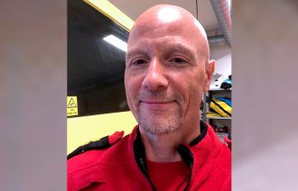 Bildet viser ambulansearbeider Morten Meland på jobb