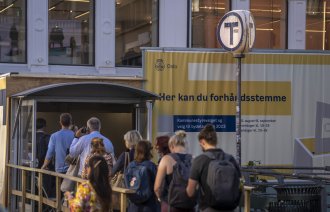 folk i kø for å stemme